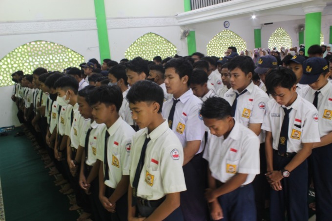 IKUT BERDUKA: Pelaksanaan salat gaib untuk korban tragedi kanjuruhan oleh siswa SMP Negeri 4 Lumajang, pagi tadi.