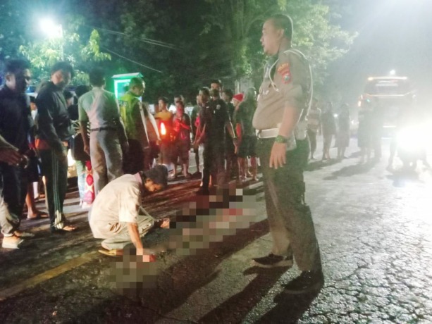 MENGENASKAN: Polisi mengamankan lokasi kecelakaan di Jalan Ahmad Yani, Dusun Krajan, Desa Kertosari, Kecamatan Pakusari, Jember, Minggu (2/10) malam, kemarin.