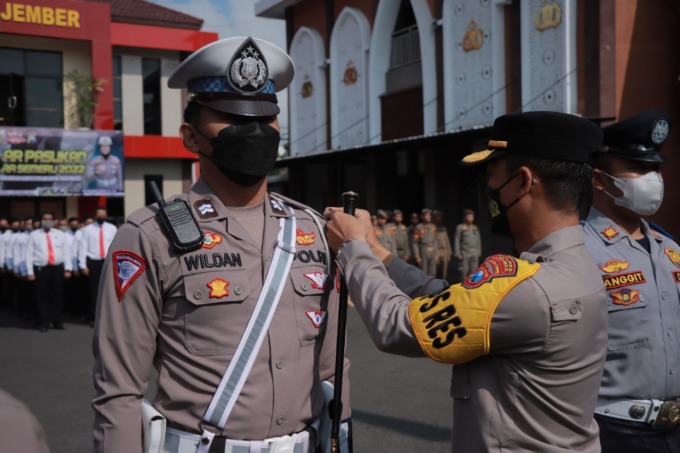 APEL PERSIAPAN: Kapolres Jember AKBP Hery Purnomo saat menyematkan kepada personel pada apel gelar pasukan Ops Zebra Semeru 2022, kemarin (3/10).