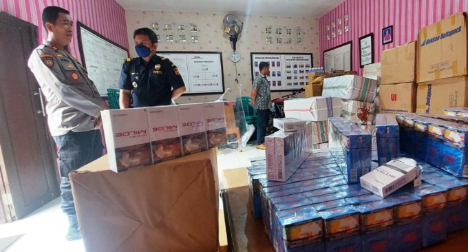 BARANG BUKTI: Rokok tanpa pita cukai berbagai merek saat disita di kantor Polsek Sukorambi. Kini, kasus perdagangan rokok ilegal itu telah ditangani oleh Kantor Bea Cukai Jember.