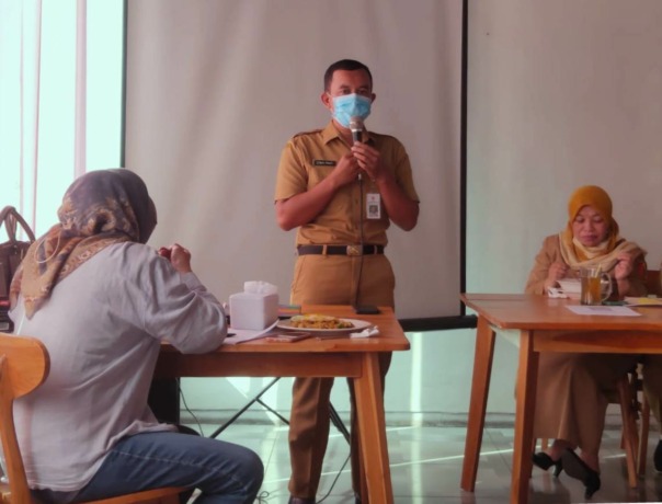 BIAR GAMBLANG: Plt Kepala Bidang Layanan Media dan Komunikasi Publik Diskominfo Jember Erwin Prasetyo, ketika menyampaikan peran media dalam mengedukasi masyarakat di bidang kesehatan, kemarin (4/10).