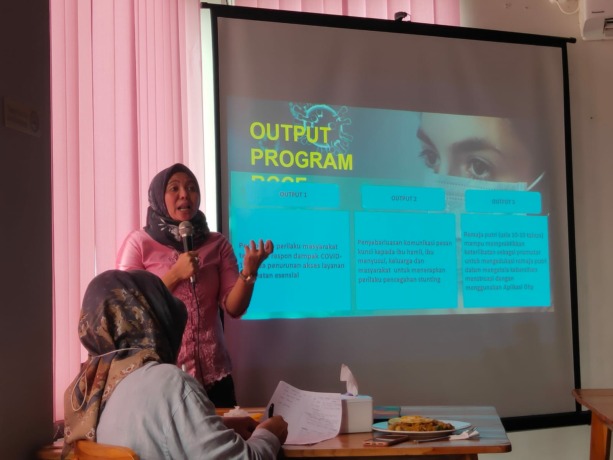 KOLABORATIF: Direktur Plato Foundation Dita Amelia, menjelaskan pentingnya peran serta media dalam mengedukasi publik tentang masalah kesehatan pada workshop media di Jember, Selasa (4/10).