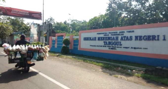 LENGANG: Kondisi salah satu SMA negeri di Kecamatan Tanggul. Untuk sementara waktu, Cabdindik Jember Lumajang memutuskan siswa belajar di rumah, imbas insiden pembacokan terhadap siswa SMKN 7 Jember.