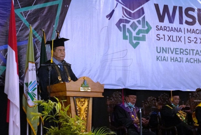 KHIDMAT: Rektor UIN KHAS Jember Prof Babun Suharto menyampaikan pidato sambutan pada acara wisuda akbar jenjang sarjana, program pascasarjana dan program doktoral.