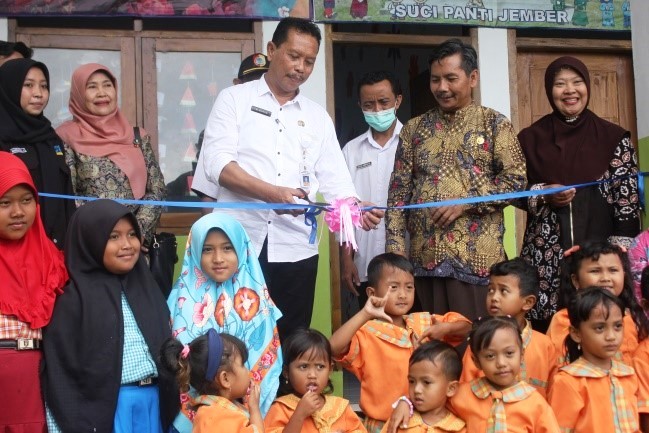 TUMBUHKAN LITERASI: Peresmian Taman Pustaka Jenggala, rumah baca berbasis edukasi kehutanan di Desa Suci, Kecamatan Panti, yang didirikan oleh Gemapita FKIP Unej, Rabu (5/10).