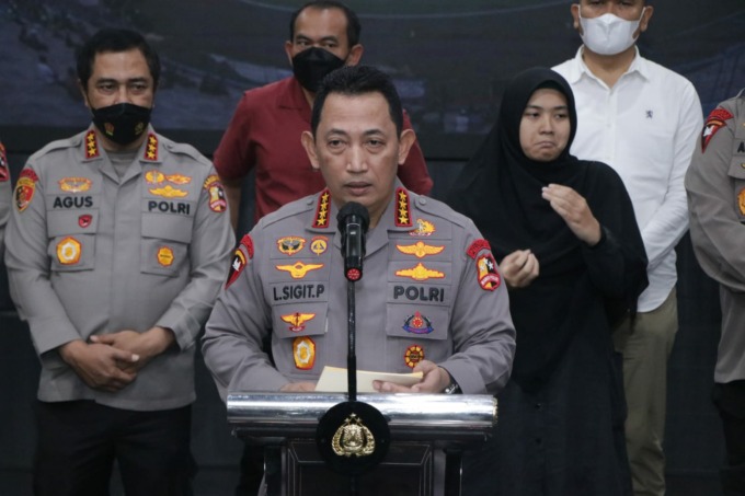 USUT TUNTAS: Kapolri Jenderal Listyo Sigit Prabowo mengumumkan tersangka tragedi Kanjuruhan dalam jumpa pers, Kamis (6/10).