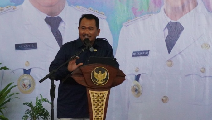 TINGKATKAN KOMPETENSI: Direktur Polije Saiful Anwar membuka pelatihan kompetensi buruh dan petani tembakau di Gedung Juang Polije, Kamis (13/10).