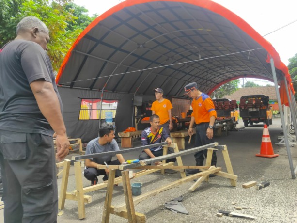 GERAK CEPAT: Personel BPBD Jember mendirikan tenda untuk posko siaga bencana di depan kantor BPBD Jalan Danau Toba, Tegalgede, Sumbersari, Jember.