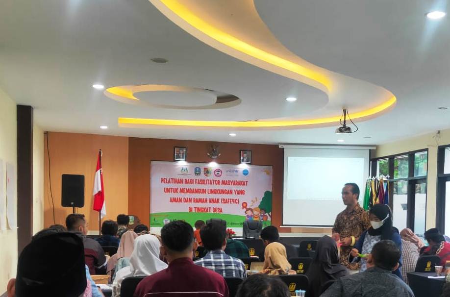ANTUSIAS: Fasilitator dari LPA Jatim ketika menyampaikan materi tentang desa layak anak saat pelatihan bagi fasilitator masyarakat di Bakorwil Jember, Senin (17/10).