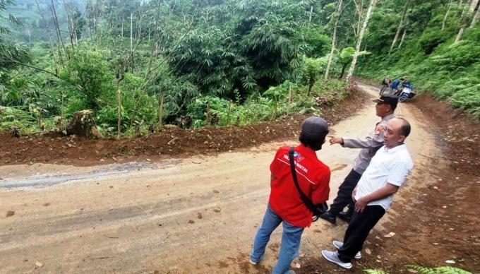 TINJAU RETAKAN: Kapolsek Sumberbaru AKP Fatchur Rahman bersama Asisten Tata Usaha Gunung Gambir Agung Supriadi, saat meninjau lokasi retakan.