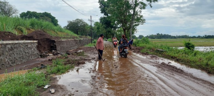 GANGGU PENGGUNA JALAN: Imbas plengsengan jebol akibat tidak kuat menahan air hujan di Desa/Kecamatan Jenggawah.