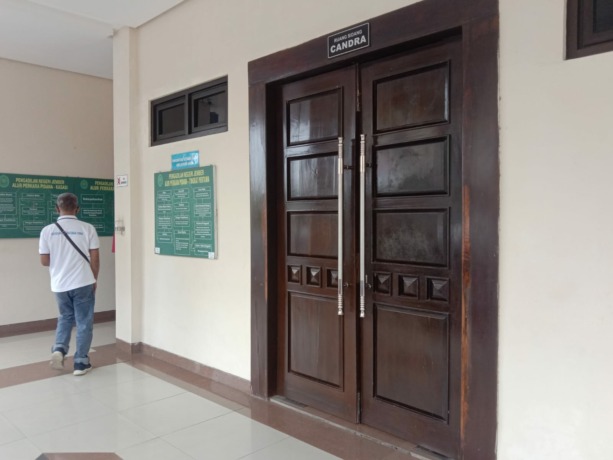 BERLANGSUNG TERTUTUP: Ruang sidang PN Jember saat agenda putusan perkara pemerkosaan yang dilakukan oleh bapak terhadap anak tirinya.