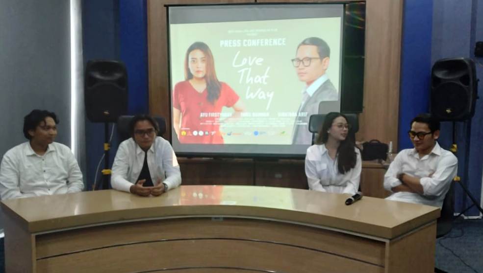 SKRINING FILM: Penata Sinematografi Aditya Yudha Satria bersama Sutradara Thareq Aziz dan dua pemain film Love That Way ketika jumpa pers di Bakorwil Jember, Jumat (21/10).