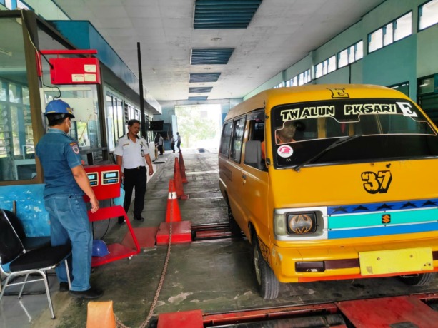 CEK KONDISI: Petugas melakukan pra uji kelayakan angkot di UPTD Pengujian Kendaraan Bermotor Dishub Jember. Nantinya, 100 angkot yang laik jalan bakal mendapatkan dana bantuan subsidi angkutan umum.