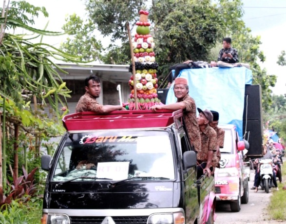 KELILING KAMPUNG: Warga mengarak gunungan buah memperingati Maulid Nabi Muhammad SAW, belum lama ini.