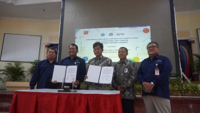 KEBERSAMAAN: Direktur Polije Saiful Anwar (dua dari kiri) bersama Kabid Penyuluhan Pelayanan dan Hubungan Masyarakat DJP Kanwil Jatim III Idham Budiarso (tiga dari kanan), berfoto bersama setelah penandatanganan nota kerjasama saat launching TeFa Tax Cent