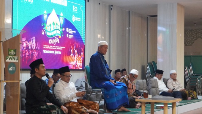 ACARA PUNCAK: Sekretaris Panitia SCNC H Robith Fuadi atau Gus Robith memberi penjelasan seusai rapat gabungan bersama syuriah dan tanfidziah PWNU Jatim yang dihadiri Wakil Rais KH Agoes Ali Masyhuri dan KH Abdul Matin Jawahir.