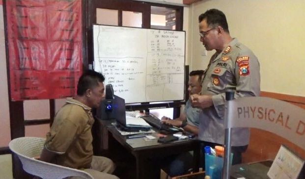 TAK BERKUTIK: Kapolsek Semboro AKP Sholihin Agus Wijaya ketika menginterogasi Sumardiono alias Tilung, tersangka pencurian motor yang tepergok oleh korban.