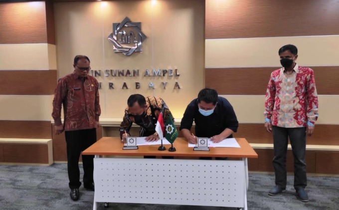 SINERGI: Proses penandatanganan MoU penyusunan naskah akademik empat raperda oleh DPRD Bondowoso dan UINSA Surabaya, Rabu (26/10).