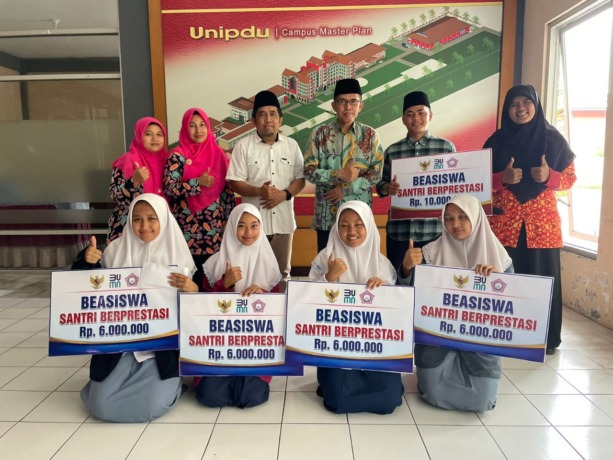 SEMRINGAH: Para penerima beasiswa dari Menteri BUMN Erick Thohir foto bersama dengan dewan guru dan Pengurus Yayasan Pesantren Tinggi Darul Ulum (Yapetidu) Jombang, Jawa Timur.