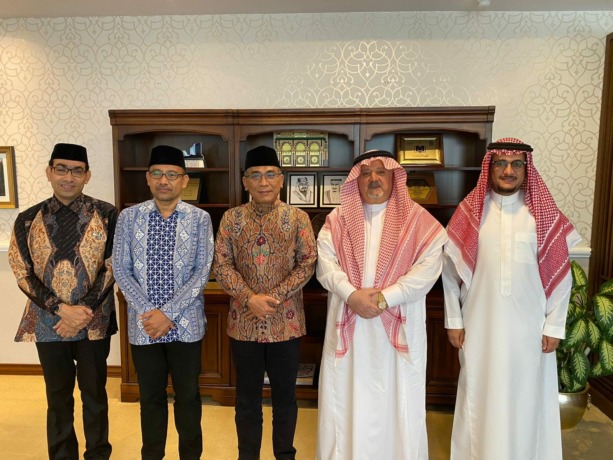 MENGINSPIRASI: Ketua Umum PBNU KH Yahya Cholil Staquf (tengah), saat bersama tokoh muslim berpengaruh lain dari beberapa negara.