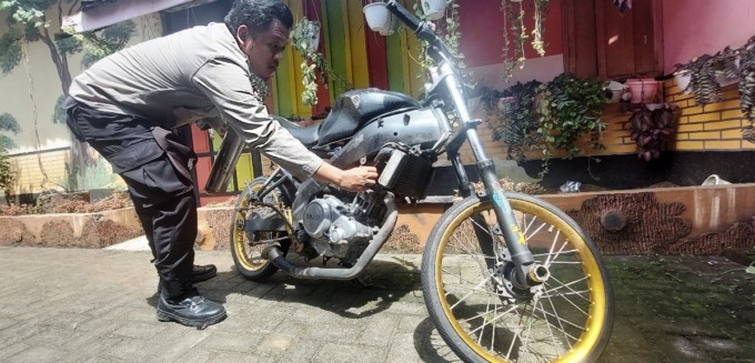 PROTOL: Kerasnya benturan mengakibatkan motor Yamaha Vixion yang terlibat kecelakaan di depan SPBU Yosorati, Sumberbaru, Jember, rusak parah.