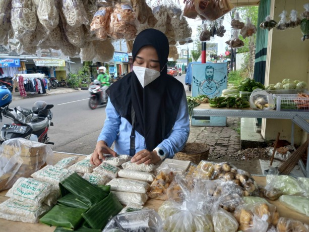 DIPILAH-PILIH : Seorang pembeli di salah satu mlijo daerah Jalan Sumatra Sumbersari, sedang membeli tempe, kemarin (29/10).