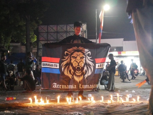 BERDUKA: Para suporter dari sejumlah klub bola menyalakan lilin dan memanjatkan doa bersama di halaman Stadion Semeru, Lumajang. Hal itu sebagai ekspresi duka mendalam terhadap sesama suporter yang mengalami musibah di Kanjuruhan, Malang.