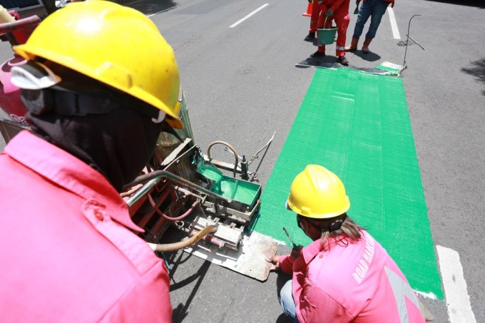 BARU: Pekerja membuat marka khusus untuk sepeda di Jalan Sultan Agung, Kelurahan Jember Kidul, kemarin (31/10).
