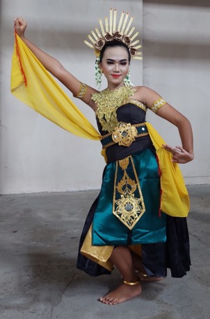 MENARI: Liuk gemulai Fayazza Yastika Permata, siswi SMPN 1 Jember, saat memeragakan Tari Mojasari.