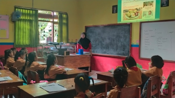 FOKUS: Suasana pembelajaran siswa-siswi SDN Bagorejo 03 di ruang kelas yang disekat dengan ruang guru.