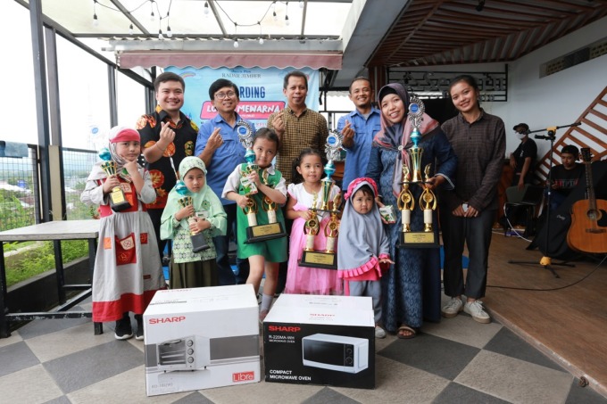 PENYERAHAN HADIAH:  Dari kiri, perwakilan owner LaRisso Group Felix Leonardo Tanjaya, Direktur Jawa Pos Radar Jember Abdul Choliq Baya, perwakilan owner Dira Group Kristian Andi Kurniawan, General Manager Jawa Pos Radar Jember MS Rasyid, Marketing Promoti