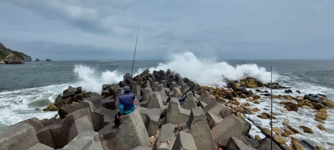 AWAS CUACA BURUK: Ombak di Pantai Pancer, Puger, terlihat cukup besar. Hari ini, ombak diprediksi tinggi. Antara 2 sampai 4 meter.