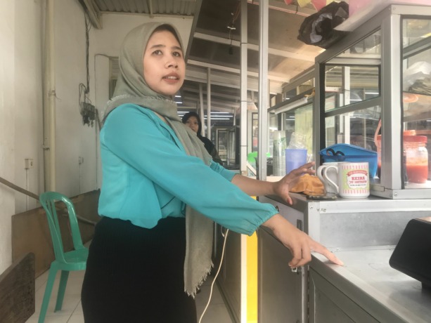 KORBAN PENCURIAN: Dua pedagang mitra UMKM Indomaret menunjukkan bekas congkelan maling.