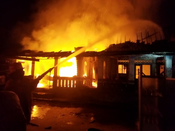 HANGUS: Sejumlah petugas pemadam kebakaran ketika menyemprotkan air ke sumber api untuk memadamkan kebakaran yang terjadi dini hari kemarin (14/11).
