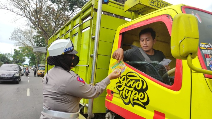 DIBERHENTIKAN: Satlantas bersama Dishub Lumajang memberhentikan beberapa truk muatan pasir untuk melakukan sosialisasi mengurangi angka kecelakaan.