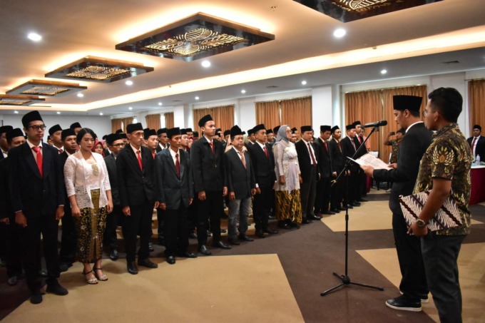 DIGANTI: Ketua Bawaslu Jember Imam Thobrony Pusaka saat melantik anggota Panwascam, beberapa waktu lalu. Kini, salah satu dari anggota itu telah di-PAW.
