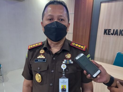 BERI PENEGASAN:&nbsp;Kepala Kejari Bondowoso, Puji Triasmoro saat memberi penegasan d depan awak media.