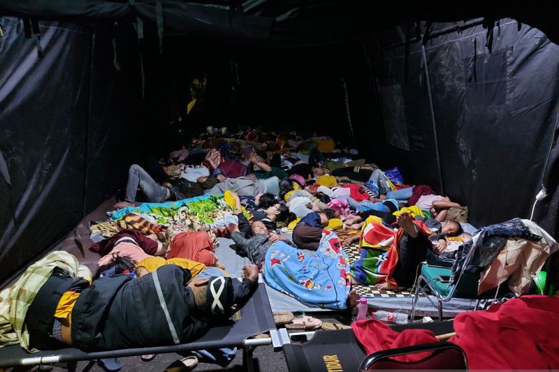 Caption foto : Warga korban gempa 5,6 magnitudo di Kabupaten Cianjur, Jawa Barat, tidur di tenda pengungsian yang didirikan di Mako Polres Cianjur, Selasa (22/11/2022).