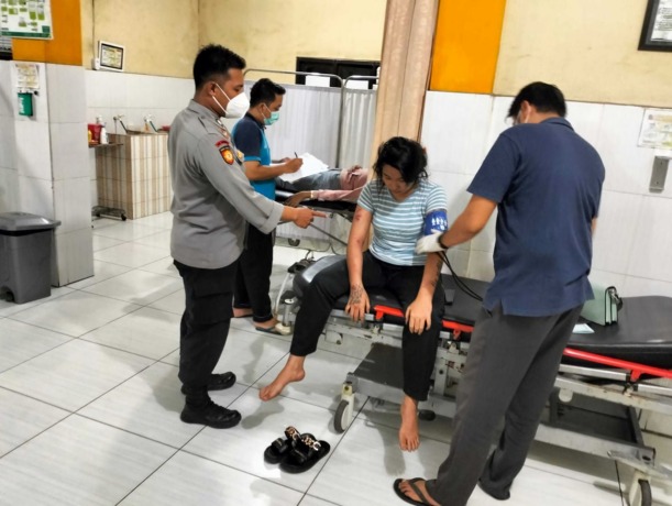 DIRAWAT: Korban mendapat perawatan dari tenaga kesehatan, Minggu (20/11) lalu, setelah dianiaya mantan kekasihnya. Itu terjadi sesuai cekcok dengan pelaku di rumah tetangga korban.