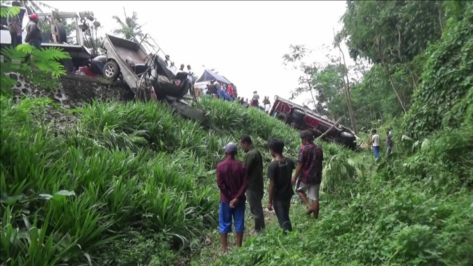 TERGULING: TKP kecelakaan antara truk dengan pikap di Desa Wonoayu, Kecamatan Ranuyoso, kemarin. Akibatnya, truk terperosok masuk jurang.
