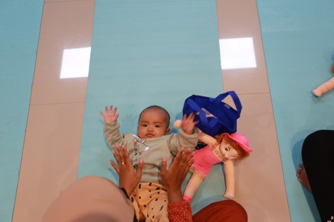 RILEKS: Orang tua saat mempraktikkan pijat bayi yang baik dan benar. Bila pemijatan bayi pada bagian perut itu keliru bisa berakibat penyumbatan usus.