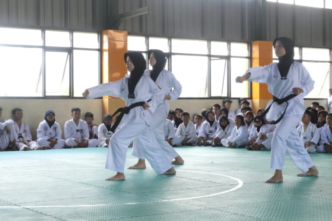 GIAT BERLATIH: Beberapa atlet taekwondo Jember sedang melakukan sesi latihan di Kantor PDP Kahyangan, Minggu (30/10).