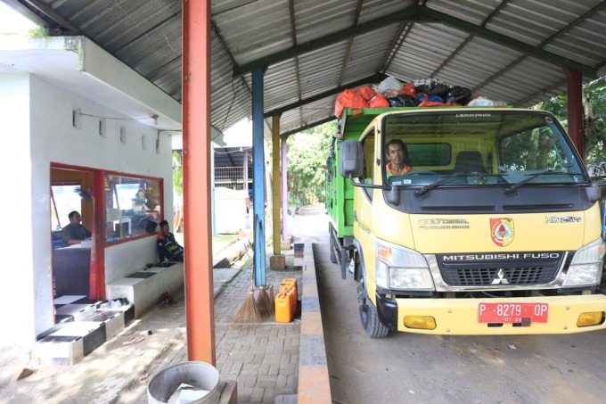 DIPERBAIKI: Truk pengangkut sampah saat masuk ke jembatan timbang TPA Pakusari. Dari 34 truk sampah, enam di antaranya dilakukan peremajaan, sehingga untuk sementara waktu tidak bisa beroperasi.