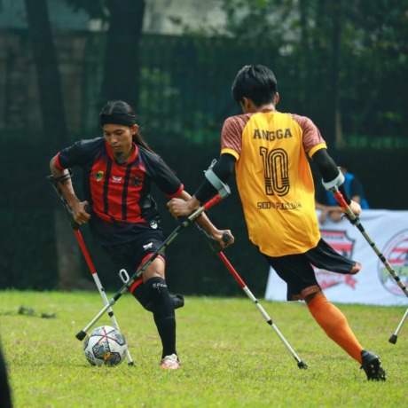 BERLAGA: M Shidiq Bachiri dari Persaid mencoba menguasai bola dalam laga perebutan juara ketiga melawan Persama Malang, pada Turnamen Sepak Bola Amputasi Piala Menpora RI, Sabtu (26/11), di Lapangan Pamentas, Jakarta Selatan. (INSTAGRAM INAF (PSAI) UNTUK
