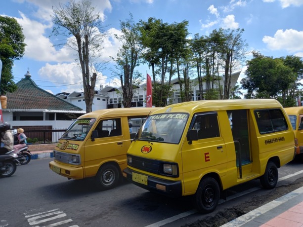 LIN KUNING: Armada angkot yang ngetem mencari penumpang. Setelah kenaikan harga BBM, ternyata belum ada ketetapan tentang tarif angkot yang baru.