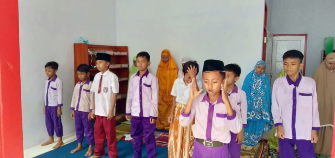 KHUSYUK: Siswa-siswi SDN Karangrejo 03 melakukan salat Duha berjamaah di perpustakaan.