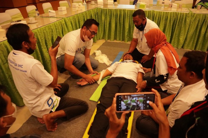 EDUKASI: Dokter di RS Perkebunan Jember Klinik memberikan pembelajaran mengatasi pendarahan pada tangan.