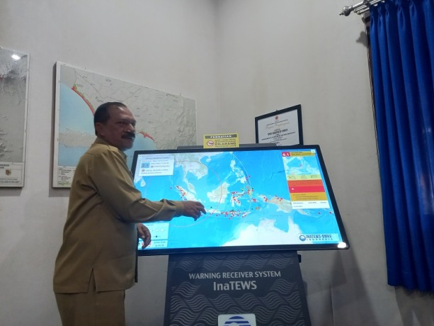 MENJELASKAN: Kepala BPBD Jember sedang memaparkan mengenai bantuan untuk korban bencana dan akan segera menganggarkan ongkos tukang untuk perbaikan rumah terdampak bencana, kemarin (8/11).