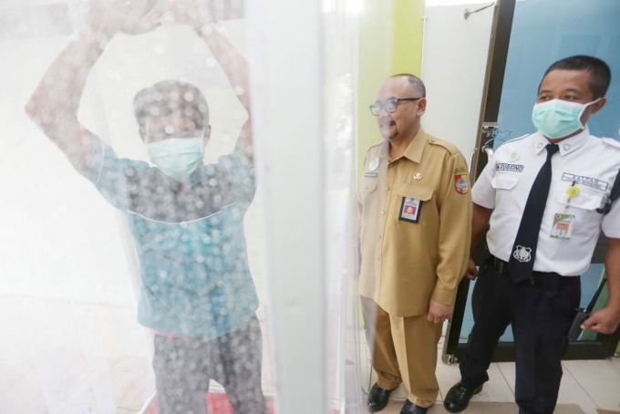 STERILISASI: Direktur RSD dr Soebandi dr Hendro Soelistijono memantau penyemprotan bilik disinfektan yang dilakukan RSD dr Soebandi pada awal virus korona, 2020 lalu. Memang terjadi peningkatan kasus Covid-19 di Jember, namun ruang isolasi Covid-19 di RSD